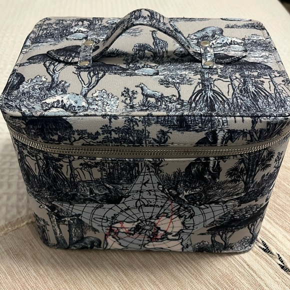 DIOR Beauty Large Vanity Case ~ Around The World 2024 - Picture 1 of 5